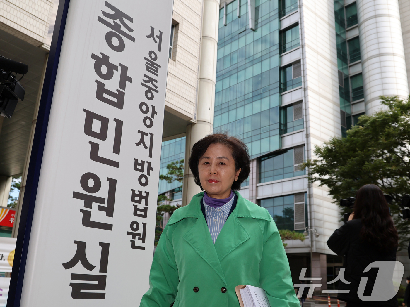 (서울=뉴스1) 황기선 기자 = 김영선 전 국민의힘 의원이 24일 오전 서울 서초구 서울중앙지방법원에서 열린 김건희 여사의 도이치모터스 주가 조작·통일교 뇌물·공천 개입 등 혐의 …