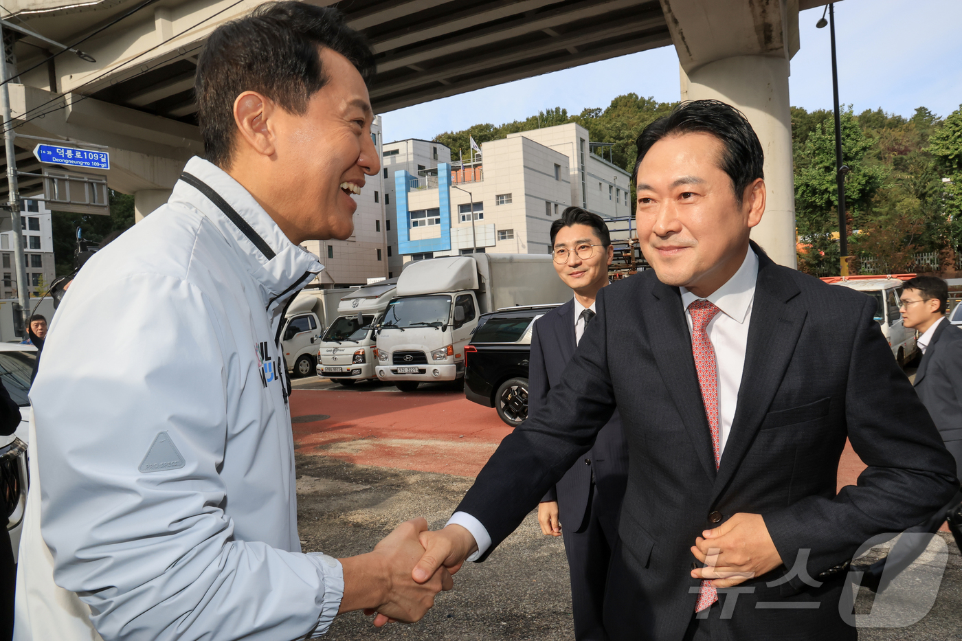 (서울=뉴스1) 오대일 기자 = 24일 오전 서울 노원구 상계5 재정비촉진구역을 찾은 장동혁 국민의힘 대표와 오세훈 서울시장이 인사를 나누고 있다. (공동취재) 2025.10.24 …
