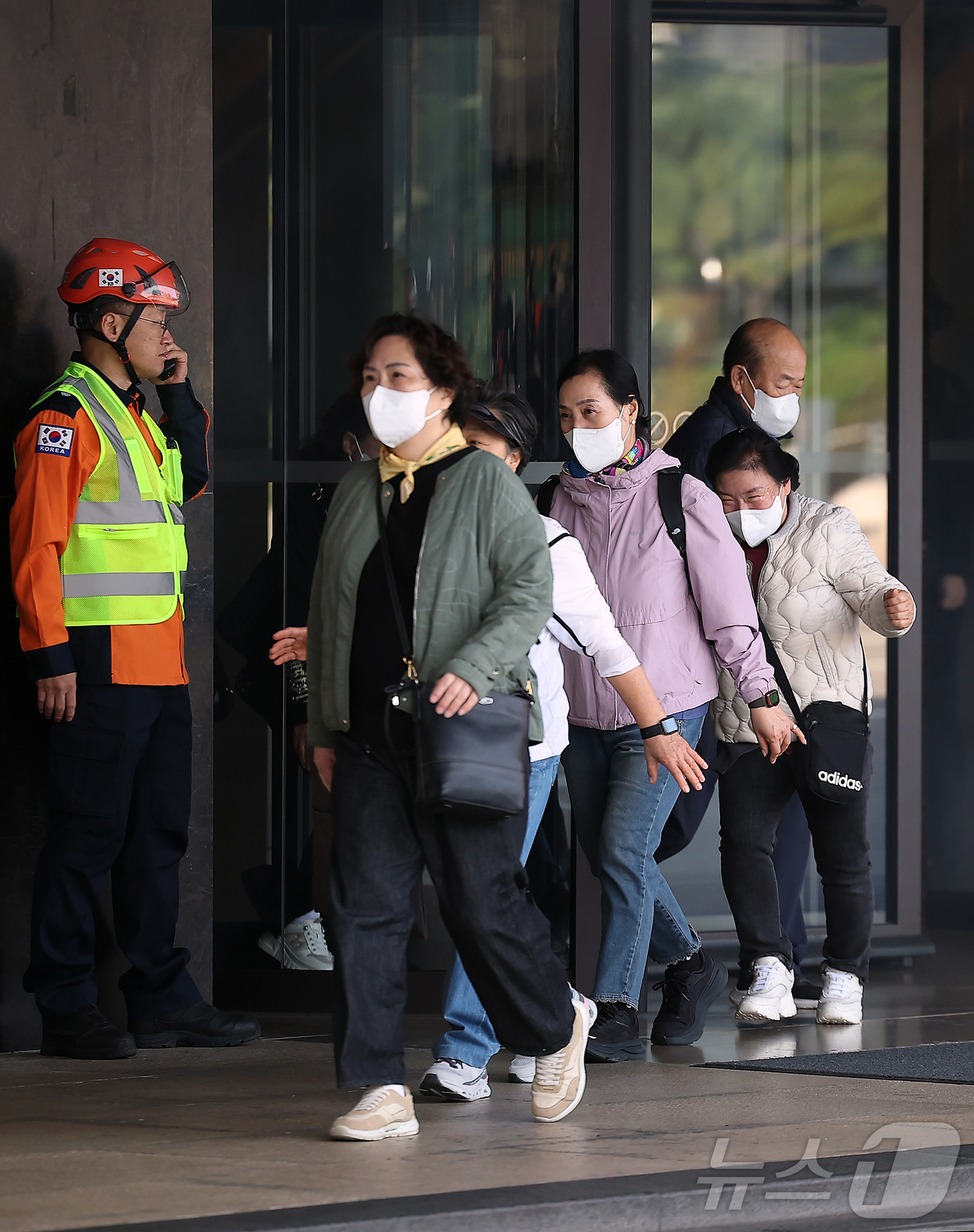 (서울=뉴스1) 김진환 기자 = 24일 오전 서울 중구 신라호텔에서 열린 '2025 중구 안전한국훈련'에서 투숙객들이 대피 훈련을 하고 있다. 2025.10.24/뉴스1