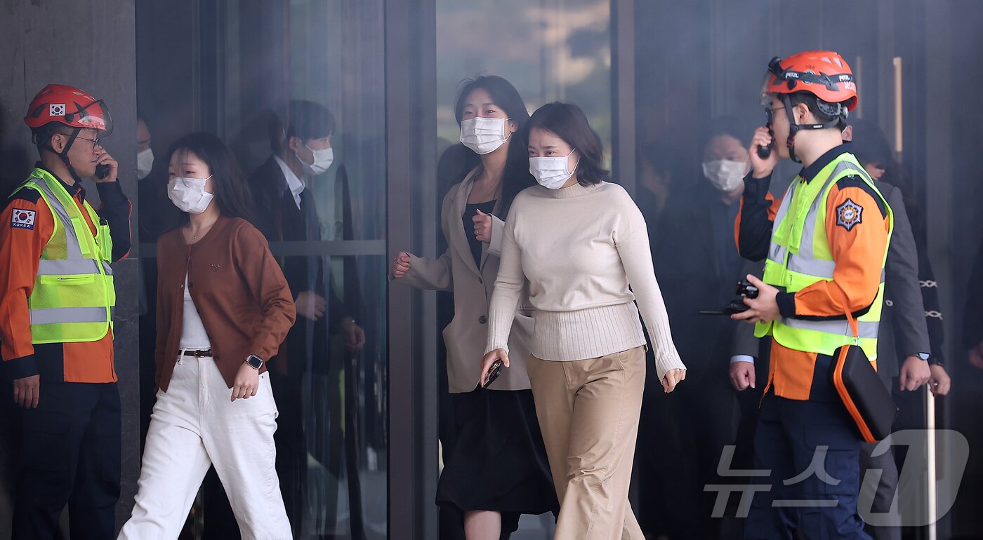본문 이미지 - 24일 오전 서울 중구 신라호텔에서 열린 &#39;2025 중구 안전한국훈련&#39;에서 투숙객들이 대피 훈련을 하고 있다. 2025.10.24/뉴스1 ⓒ News1 김진환 기자