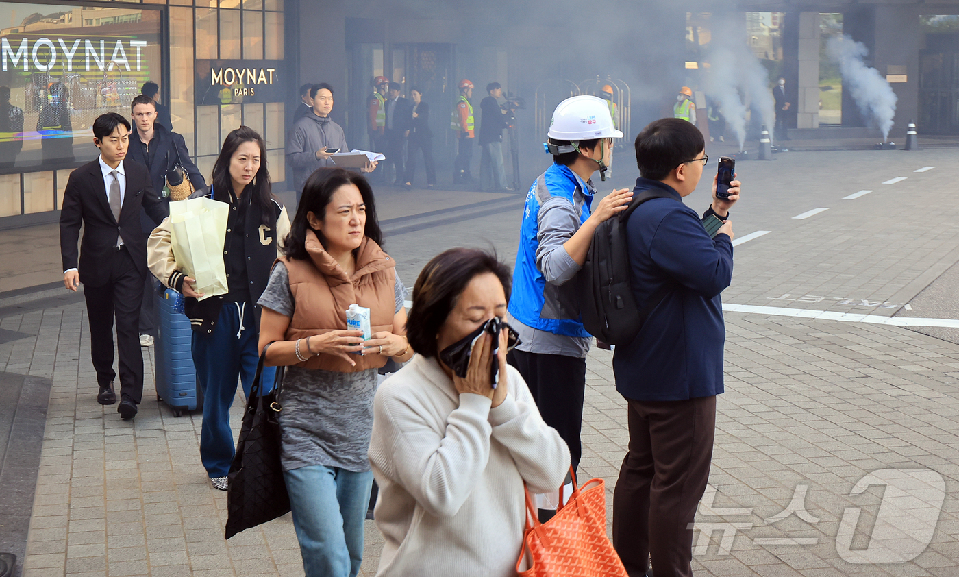 (서울=뉴스1) 김진환 기자 = 24일 오전 서울 중구 신라호텔에서 열린 '2025 중구 안전한국훈련'에서 투숙객들이 대피 훈련을 하고 있다. 2025.10.24/뉴스1