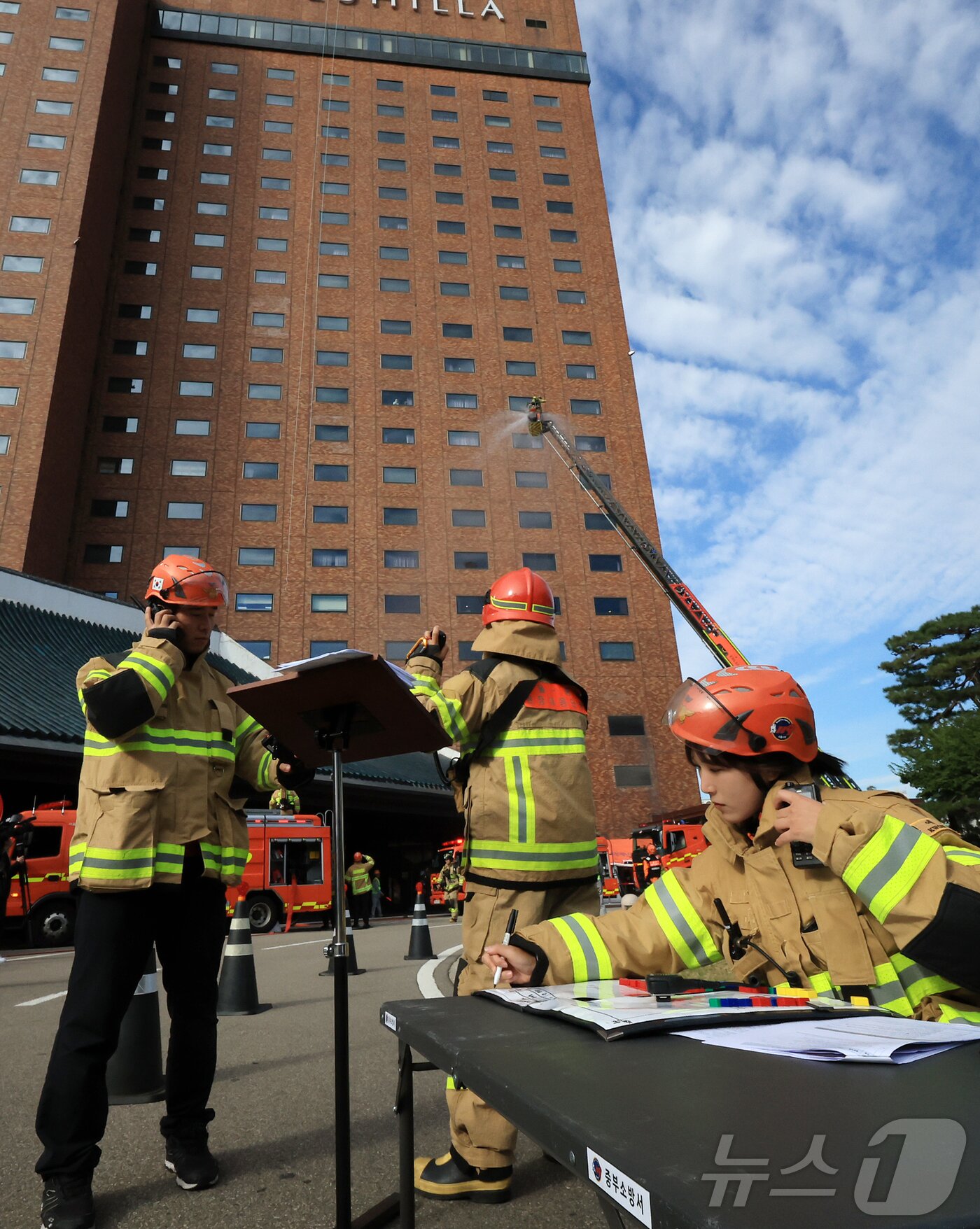 본문 이미지 - 24일 오전 서울 중구 신라호텔에서 열린 &#39;2025 중구 안전한국훈련&#39;에서 소방대원들이 화재 진압 훈련을 하고 있다. 2025.10.24/뉴스1 ⓒ News1 김진환 기자