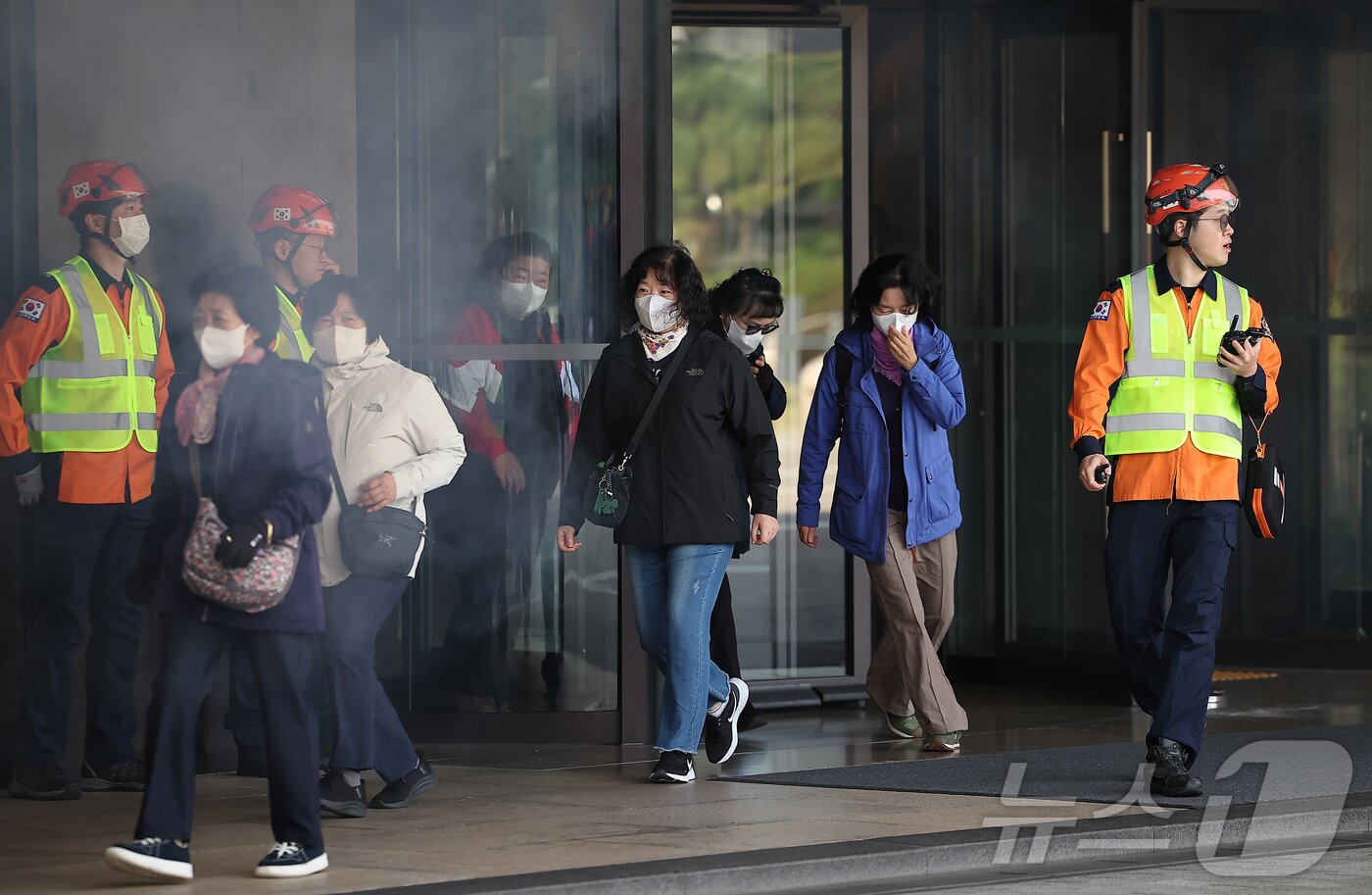 본문 이미지 - 24일 오전 서울 중구 신라호텔에서 열린 &#39;2025 중구 안전한국훈련&#39;에서 투숙객들이 대피 훈련을 하고 있다. 2025.10.24/뉴스1 ⓒ News1 김진환 기자