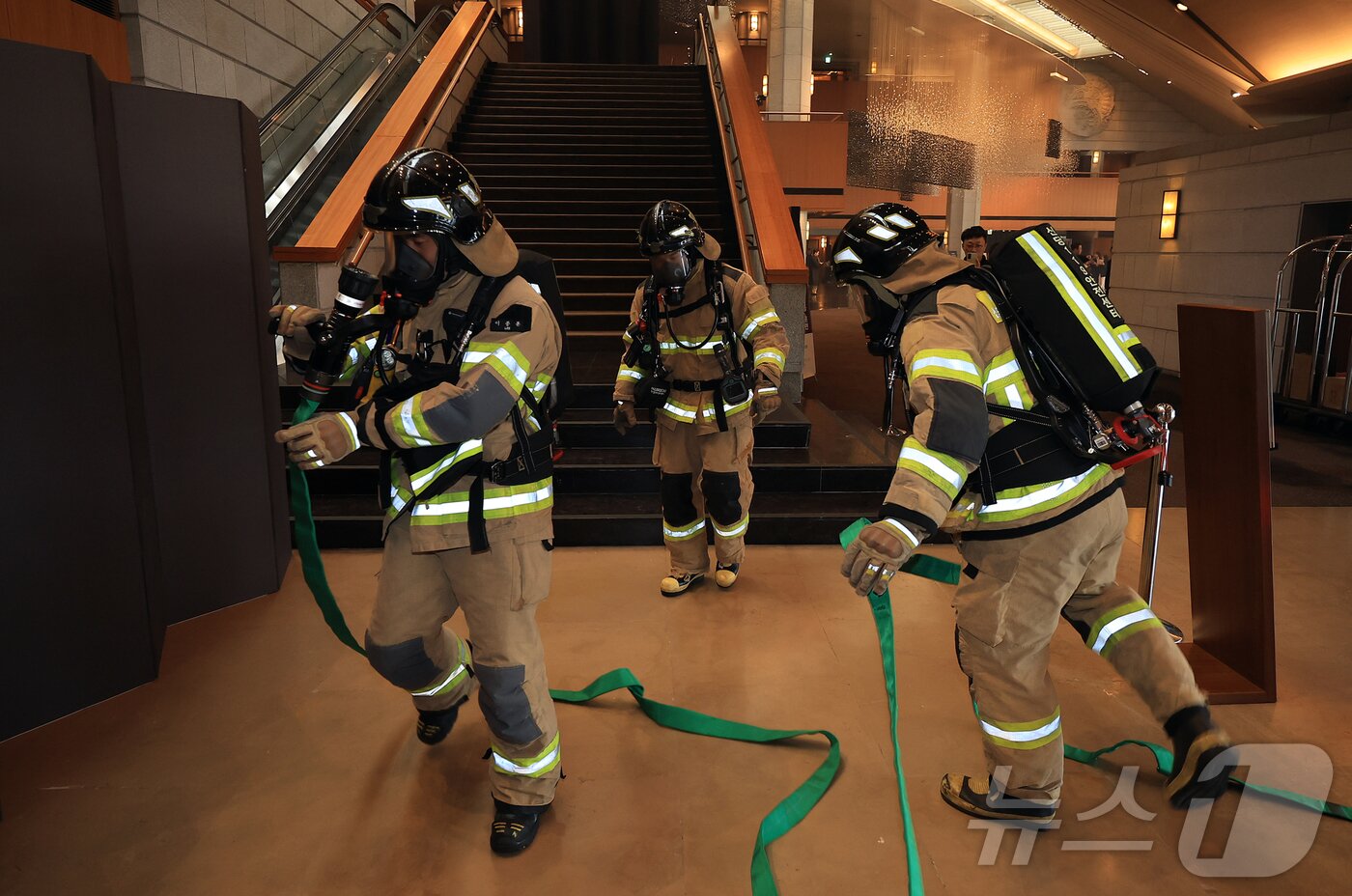 본문 이미지 - 24일 오전 서울 중구 신라호텔에서 열린 &#39;2025 중구 안전한국훈련&#39;에서 소방대원들이 화재 진압 훈련을 하고 있다. 2025.10.24/뉴스1 ⓒ News1 김진환 기자