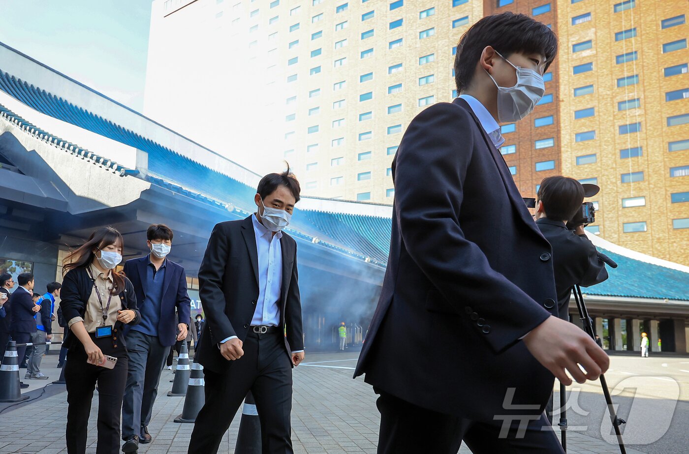 본문 이미지 - 24일 오전 서울 중구 신라호텔에서 열린 &#39;2025 중구 안전한국훈련&#39;에서 투숙객들이 대피 훈련을 하고 있다. 2025.10.24/뉴스1 ⓒ News1 김진환 기자