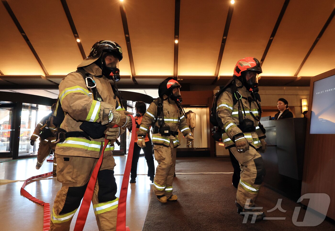 본문 이미지 - 24일 오전 서울 중구 신라호텔에서 열린 &#39;2025 중구 안전한국훈련&#39;에서 소방대원들이 화재 진압 훈련을 하고 있다. 2025.10.24/뉴스1 ⓒ News1 김진환 기자