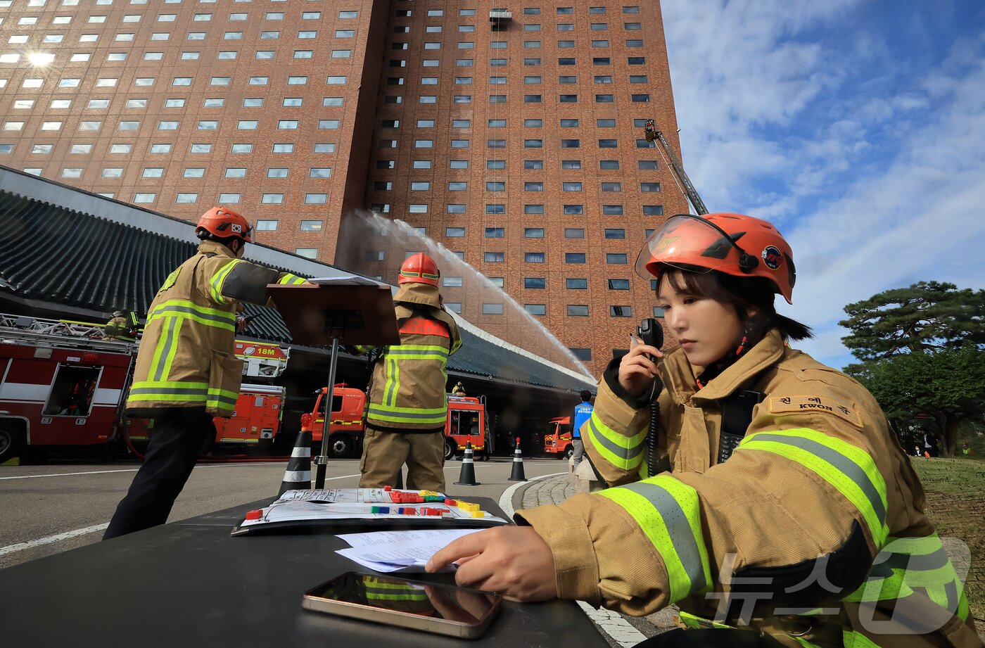 본문 이미지 - 24일 오전 서울 중구 신라호텔에서 열린 &#39;2025 중구 안전한국훈련&#39;에서 소방대원들이 화재 진압 훈련을 하고 있다. 2025.10.24/뉴스1 ⓒ News1 김진환 기자