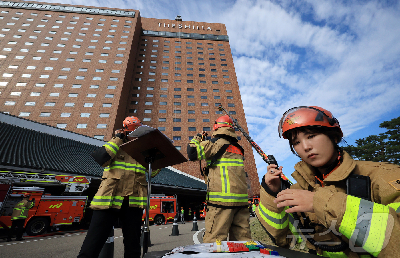 (서울=뉴스1) 김진환 기자 = 24일 오전 서울 중구 신라호텔에서 열린 '2025 중구 안전한국훈련'에서 소방대원들이 화재 진압 훈련을 하고 있다. 2025.10.24/뉴스1
