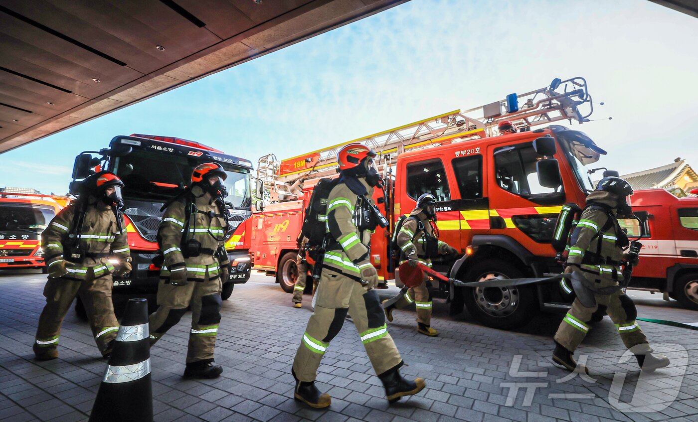 본문 이미지 - 24일 오전 서울 중구 신라호텔에서 열린 &#39;2025 중구 안전한국훈련&#39;에서 소방대원들이 화재 진압 훈련을 하고 있다. 2025.10.24/뉴스1 ⓒ News1 김진환 기자