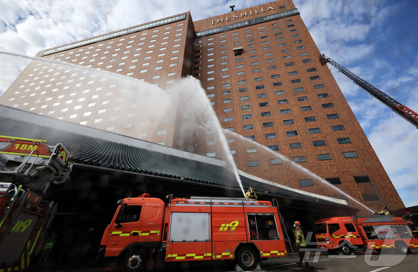 본문 이미지 - 24일 오전 서울 중구 신라호텔에서 열린 &#39;2025 중구 안전한국훈련&#39;에서 소방대원들이 소방차를 이용해 화재를 진압하는 훈련을 하고 있다. 2025.10.24/뉴스1 ⓒ News1 김진환 기자