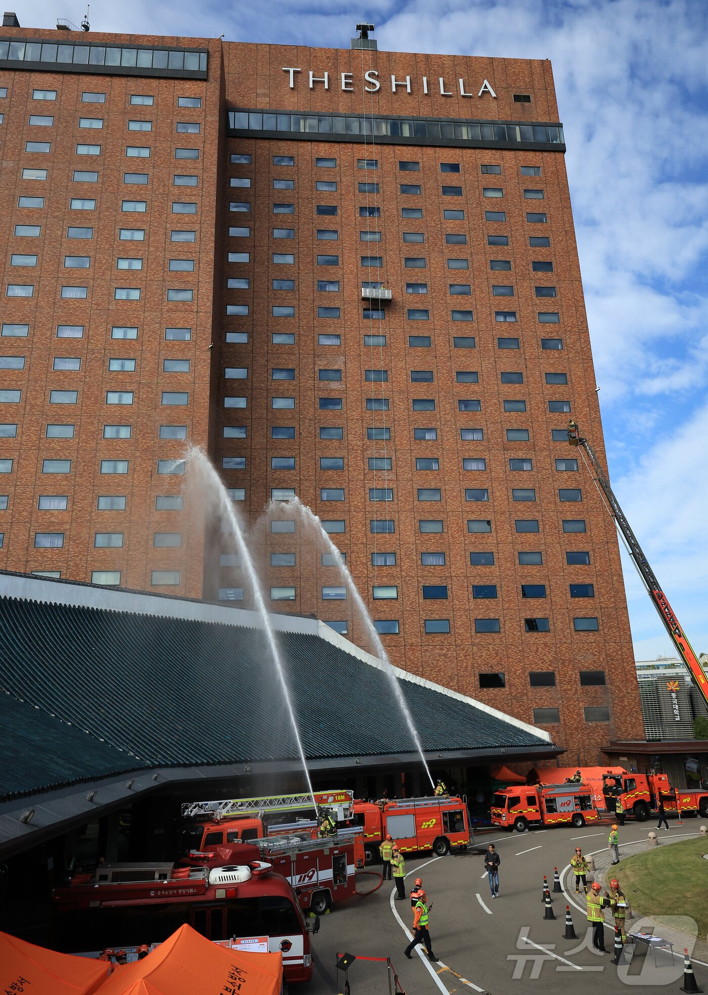 본문 이미지 - 24일 오전 서울 중구 신라호텔에서 열린 &#39;2025 중구 안전한국훈련&#39;에서 소방대원들이 소방차를 이용해 화재를 진압하는 훈련을 하고 있다. 2025.10.24/뉴스1 ⓒ News1 김진환 기자