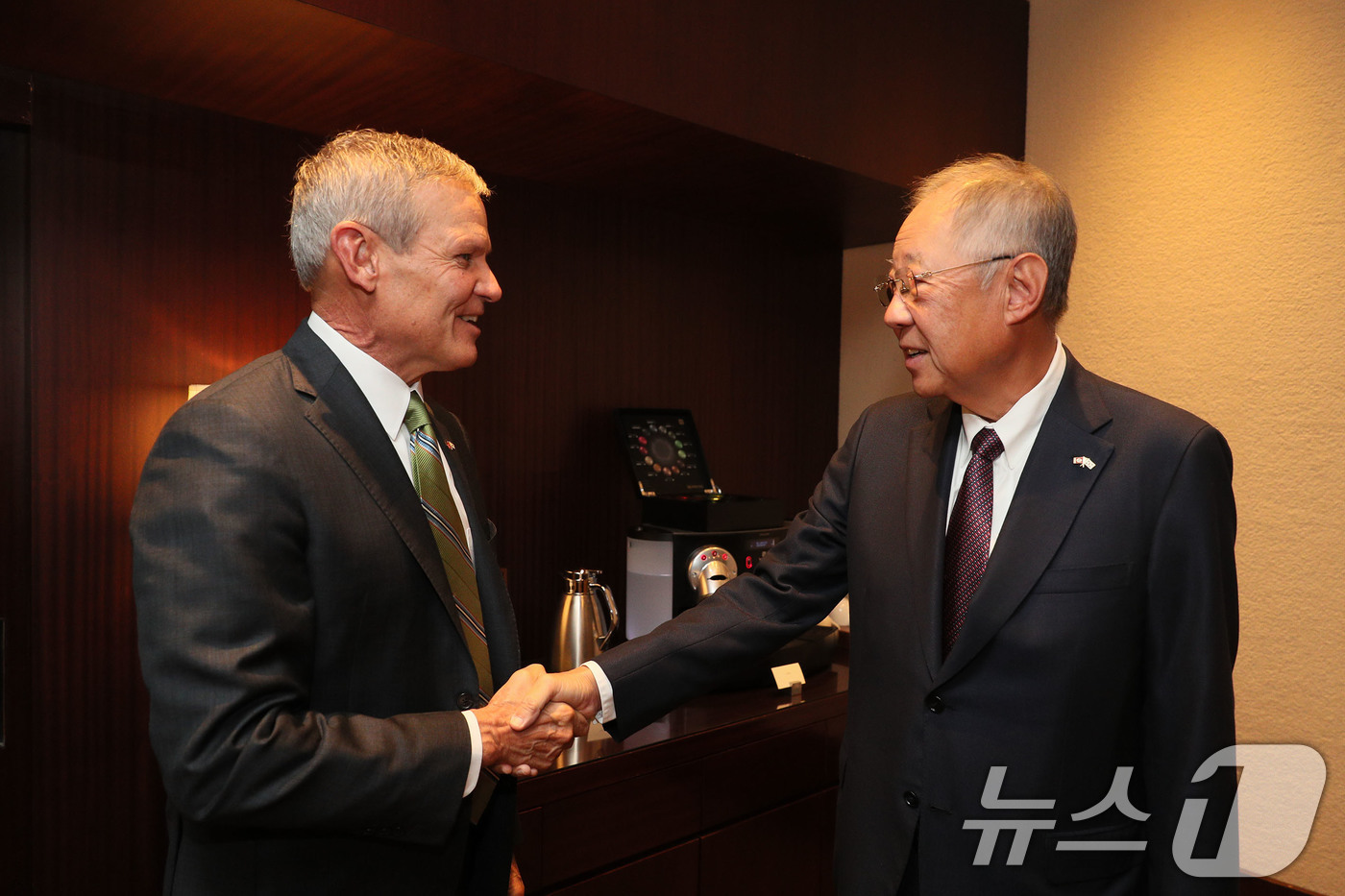 (서울=뉴스1) = 류진 한국경제인협회 회장이 24일 서울 용산구 그랜드 하얏트 서울에서 빌 리 테네시 주지사와 악수하고 있다. (한국경제인협회 제공. 재판매 및 DB 금지) 20 …