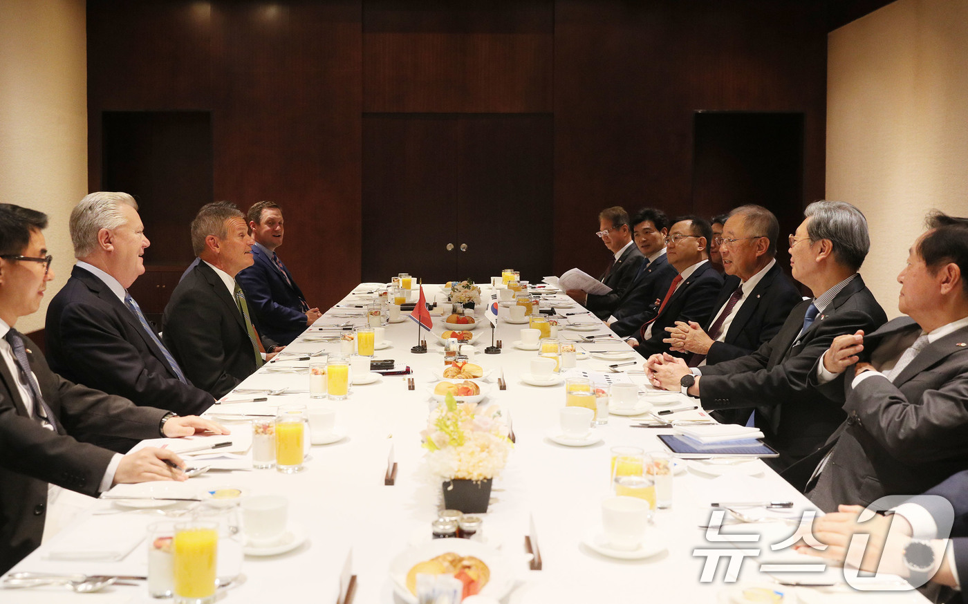 (서울=뉴스1) = 류진 한국경제인협회 회장이 24일 서울 용산구 그랜드 하얏트 서울에서 빌 리 테네시 주지사와 방한사절단을 초청해 조찬간담회를 갖고 있다. (한국경제인협회 제공. …