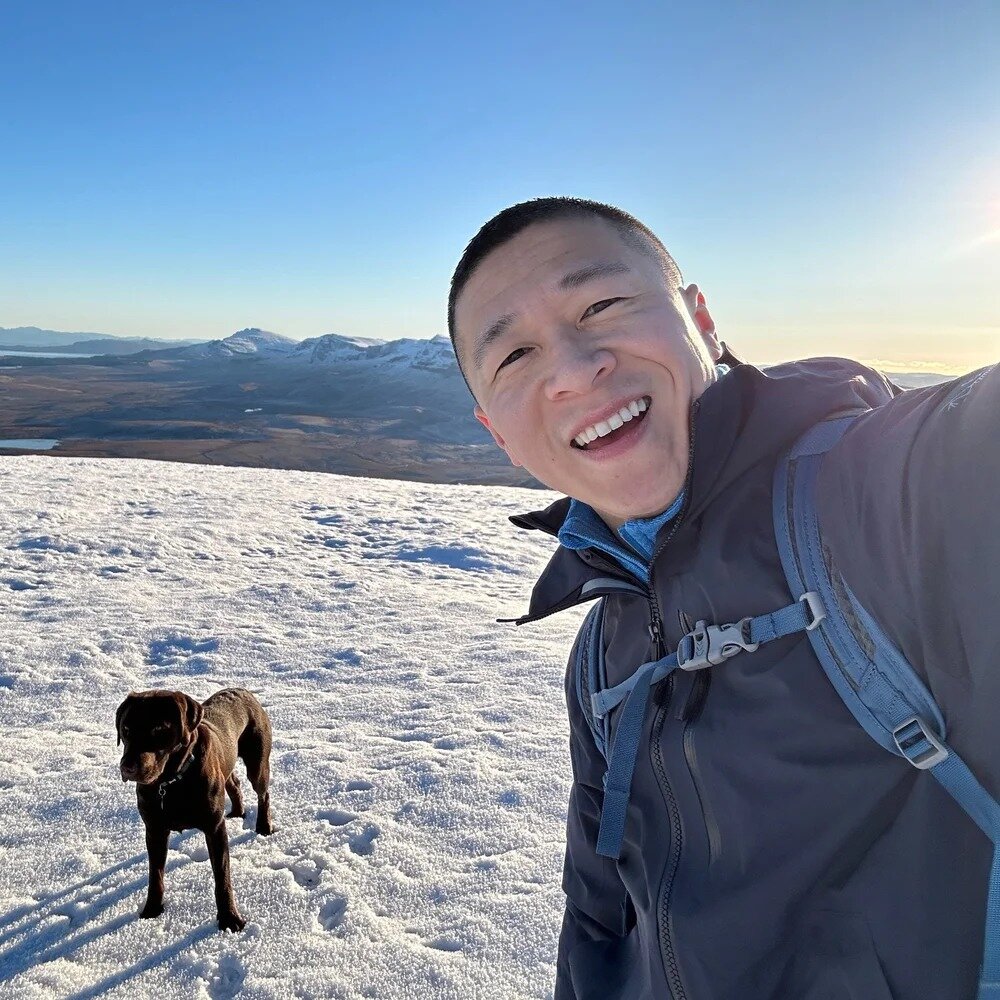 본문 이미지 - 샘 스트루언의 모습. &#39;일자리도, 살 곳도, 인맥도 없이 2012년 새로운 나라로 이주&#39;했다고 자신을 소개하는 샘 스트루언은 같은 해 애플스토어의 &#39;샘성&#39; 직원으로 온라인에서 화제가 되는 당혹스러운 경험을 했다. &#40;출처=샘스트루언닷컴&#41;