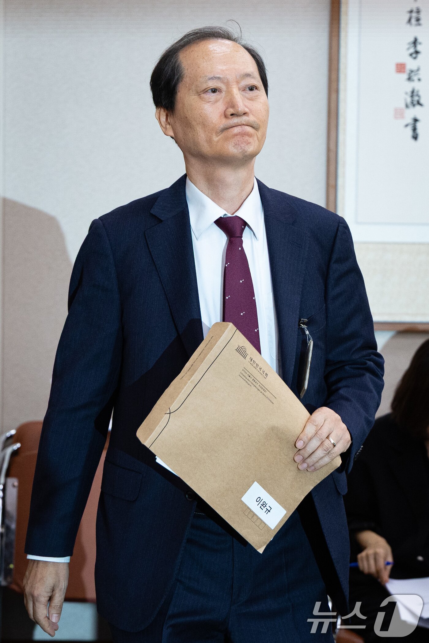 본문 이미지 - 이완규 전 법제처장이 24일 서울 여의도 국회에서 열린 법제사법위원회의 법제처에 대한 국정감사에 출석해 발언대로 향하고 있다. 2025.10.24/뉴스1 ⓒ News1 유승관 기자