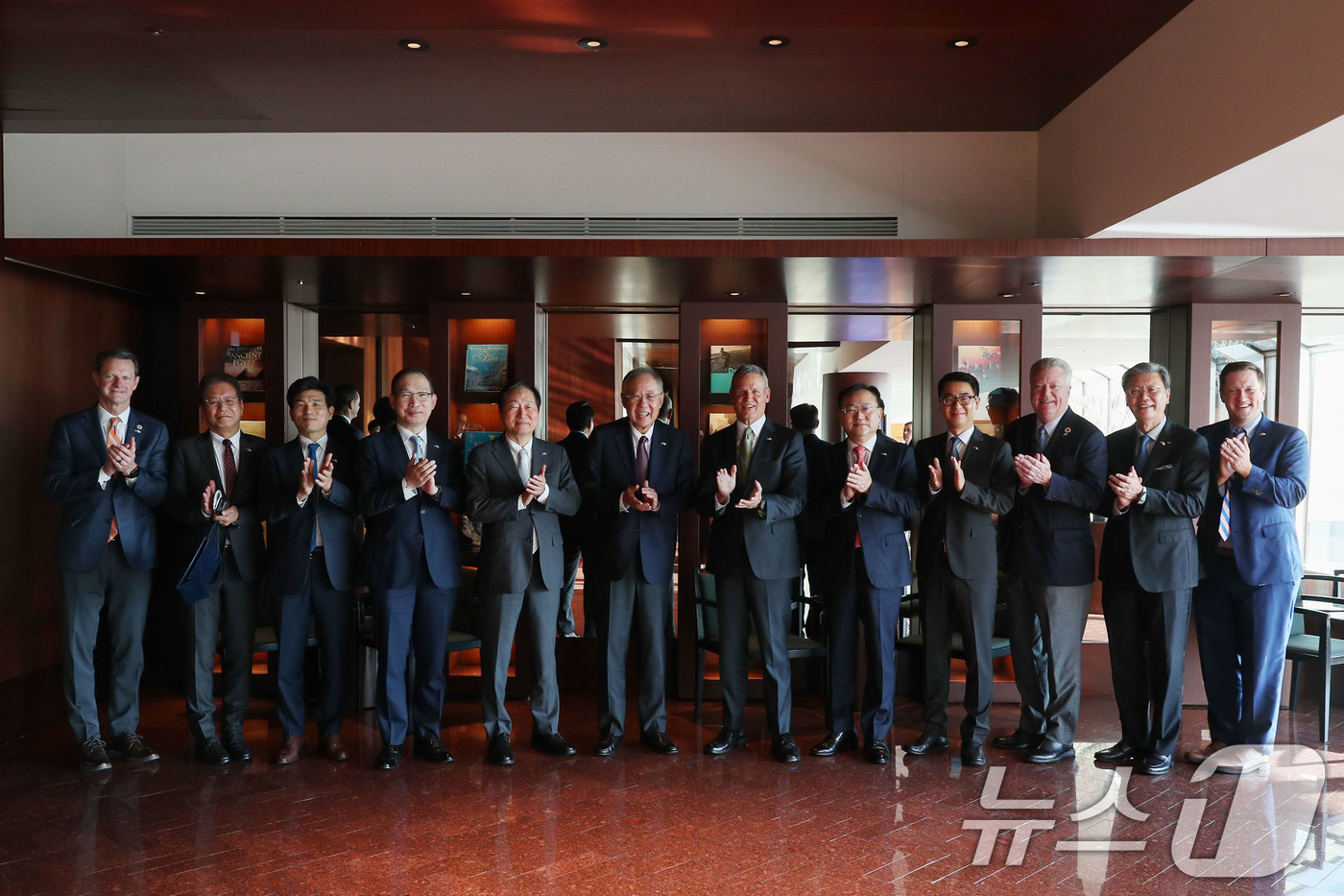 (서울=뉴스1) = 류진 한국경제인협회 회장과 빌 리 테네시 주지사를 비롯한 경제인들이 24일 서울 용산구 그랜드 하얏트 서울에서 간담회를 마친 뒤 기념 촬영을 하고 있다. (한국 …