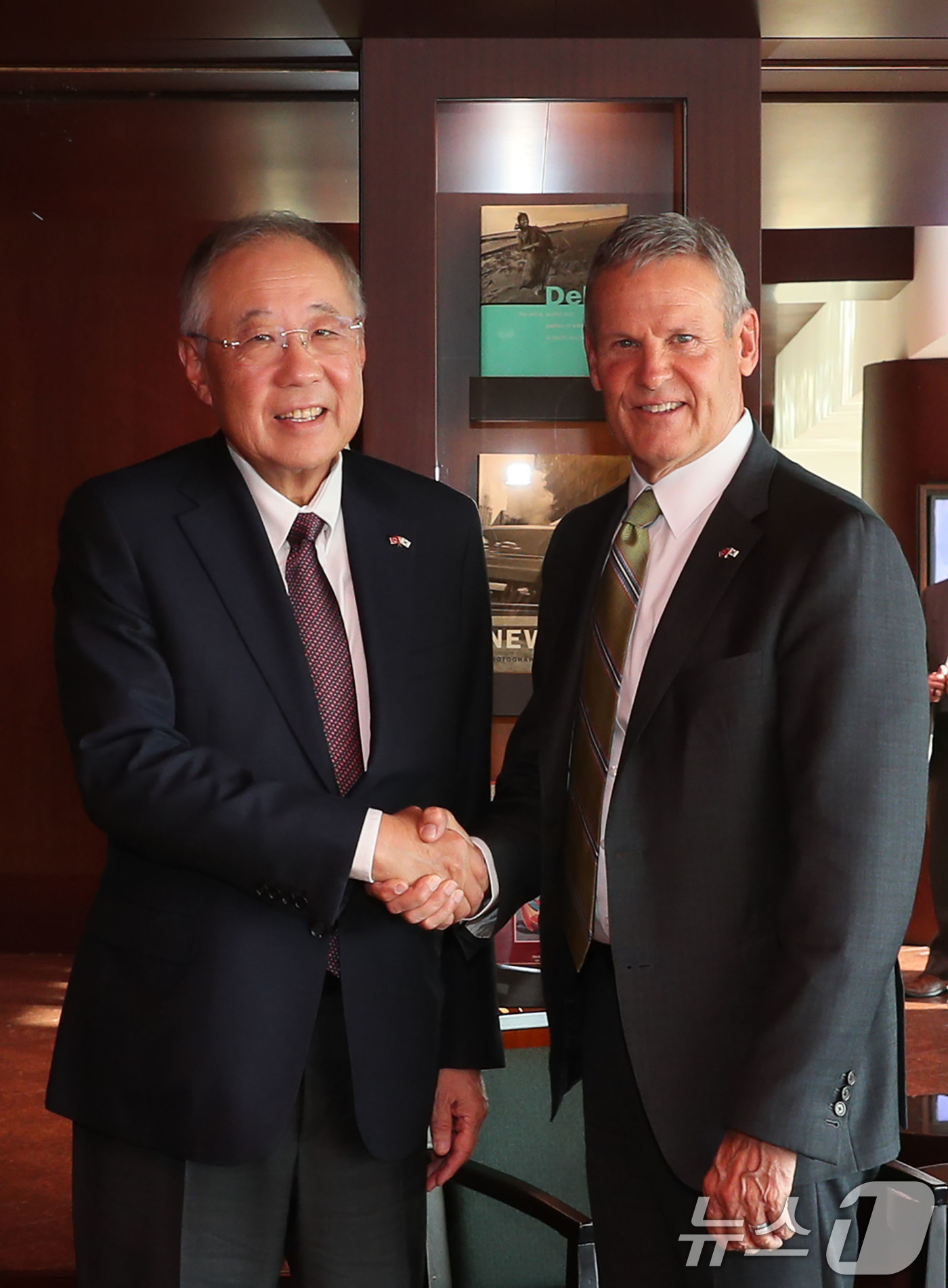 (서울=뉴스1) = 류진 한국경제인협회 회장과 빌 리 테네시 주지사가 24일 서울 용산구 그랜드 하얏트 서울에서 간담회를 마친 뒤 기념 촬영을 하고 있다. (한국경제인협회 제공. …