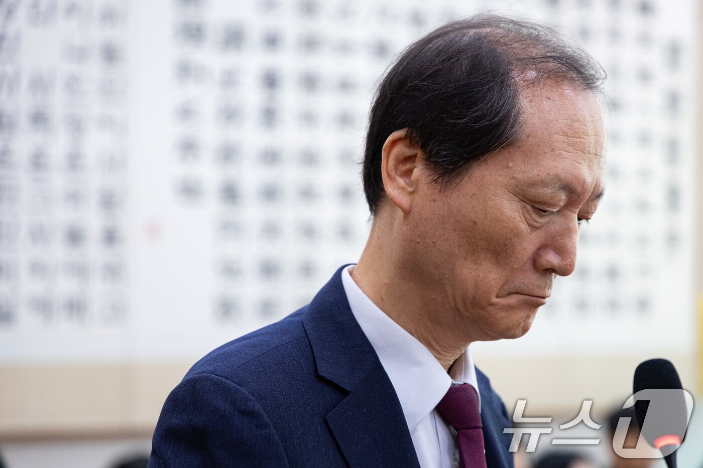 본문 이미지 - 이완규 전 법제처장이 24일 서울 여의도 국회에서 열린 법제사법위원회의 법제처에 대한 국정감사에 출석해 증인선서를 거부하고 있다. 2025.10.24/뉴스1 ⓒ News1 유승관 기자