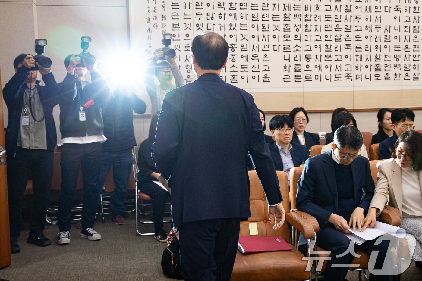 본문 이미지 - 이완규 전 법제처장이 24일 서울 여의도 국회에서 열린 법제사법위원회의 법제처에 대한 국정감사에 출석해 증인선서를 거부한 후 이동하고 있다. 2025.10.24/뉴스1 ⓒ News1 유승관 기자