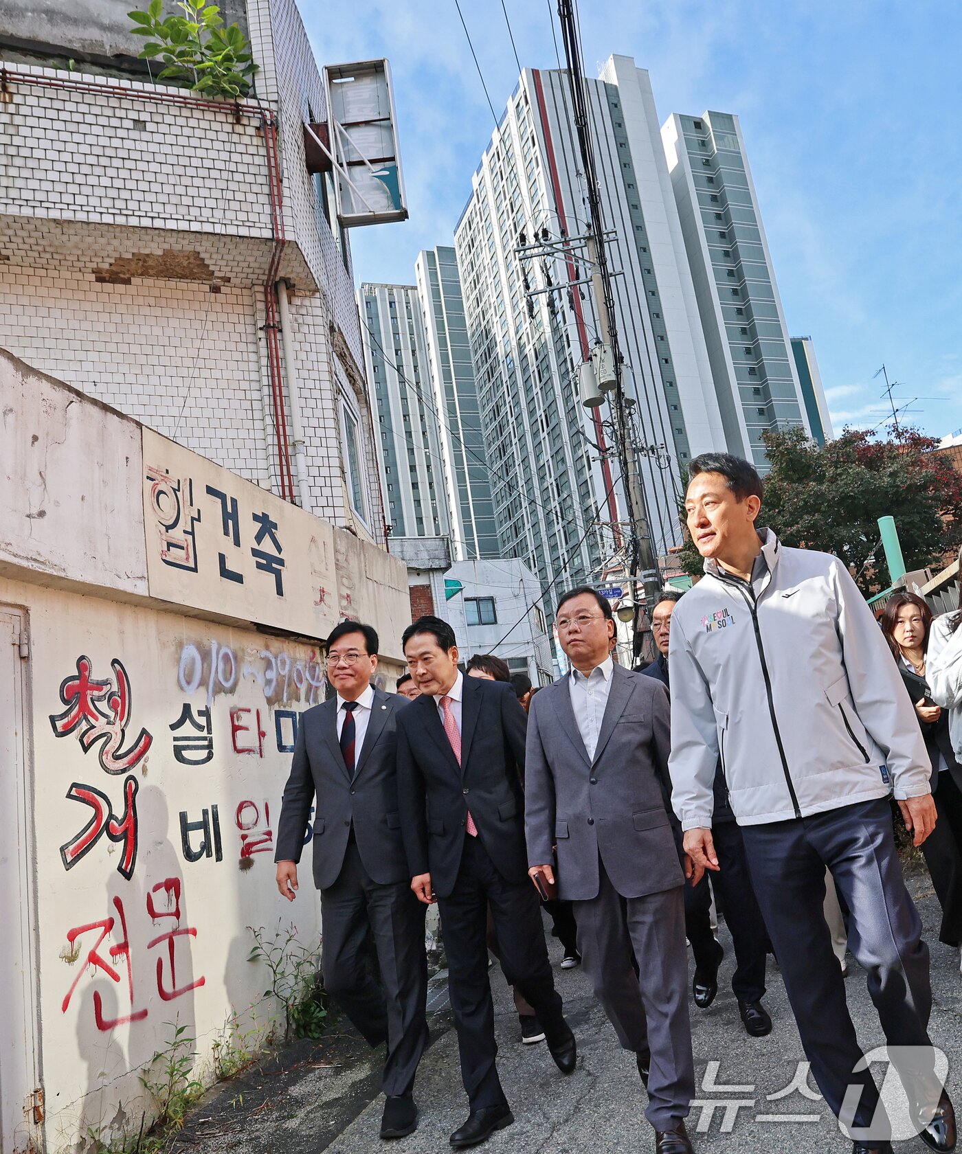 본문 이미지 - 국민의힘 장동혁 대표와 송언석 원내대표, 오세훈 서울시장이 24일 오전 서울 노원구 상계5 재정비촉진구역 현장을 방문해 허원무 조합장과 함께 이동하고 있다. 2025.10.24/뉴스1 ⓒ News1 오대일 기자