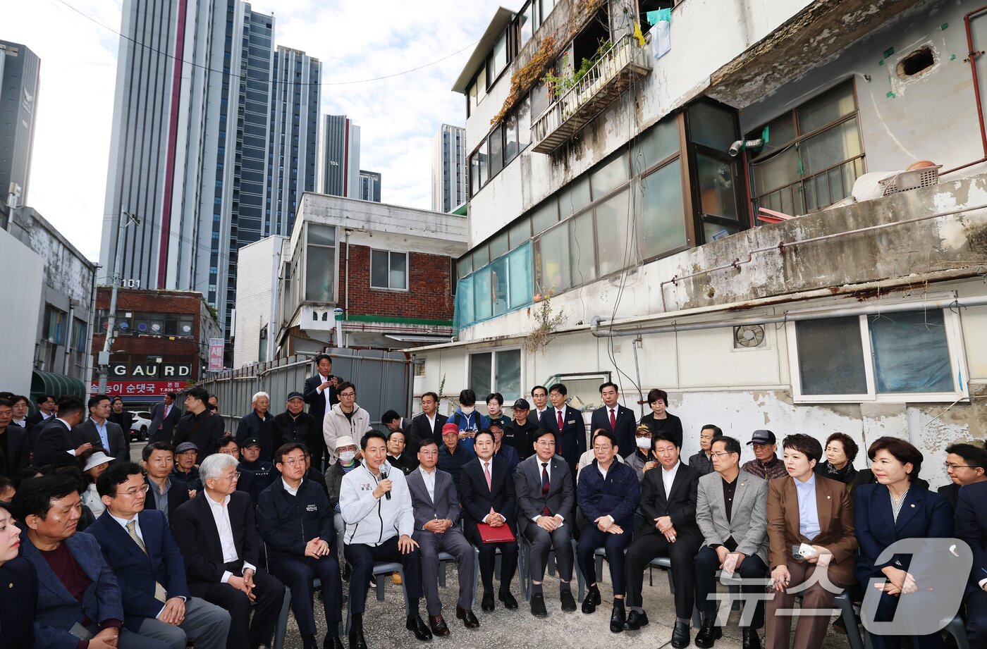 본문 이미지 - 오세훈 서울시장이 24일 오전 서울 노원구 상계5 재정비촉진구역에서 열린 국민의힘-서울특별시 부동산 대책 현장 회의에서 발언하고 있다. 2025.10.24/뉴스1 ⓒ News1 오대일 기자