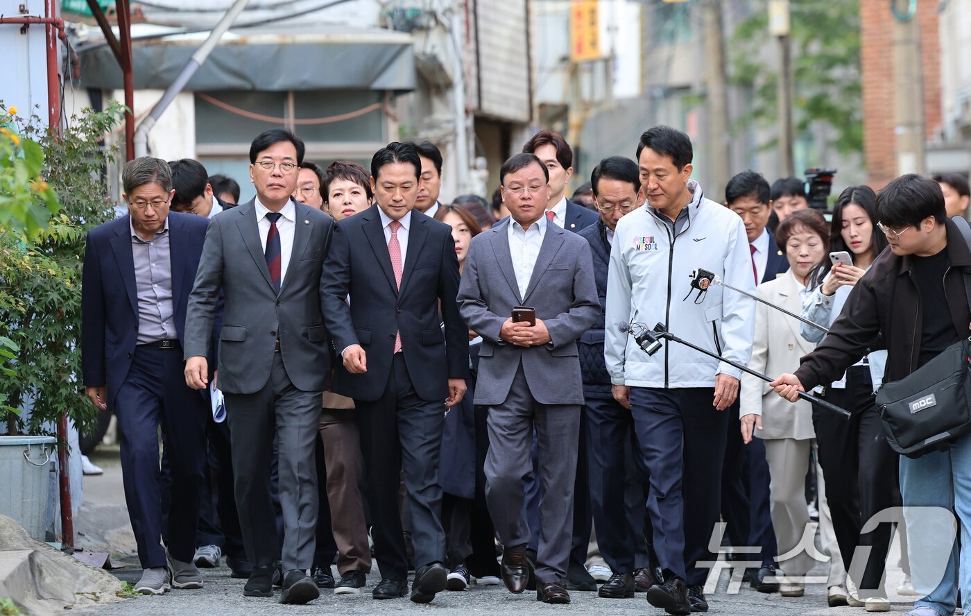 본문 이미지 - 국민의힘 장동혁 대표와 송언석 원내대표, 오세훈 서울시장이 24일 오전 서울 노원구 상계5 재정비촉진구역 현장을 방문해 허원무 조합장과 함께 이동하고 있다. 2025.10.24/뉴스1 ⓒ News1 오대일 기자