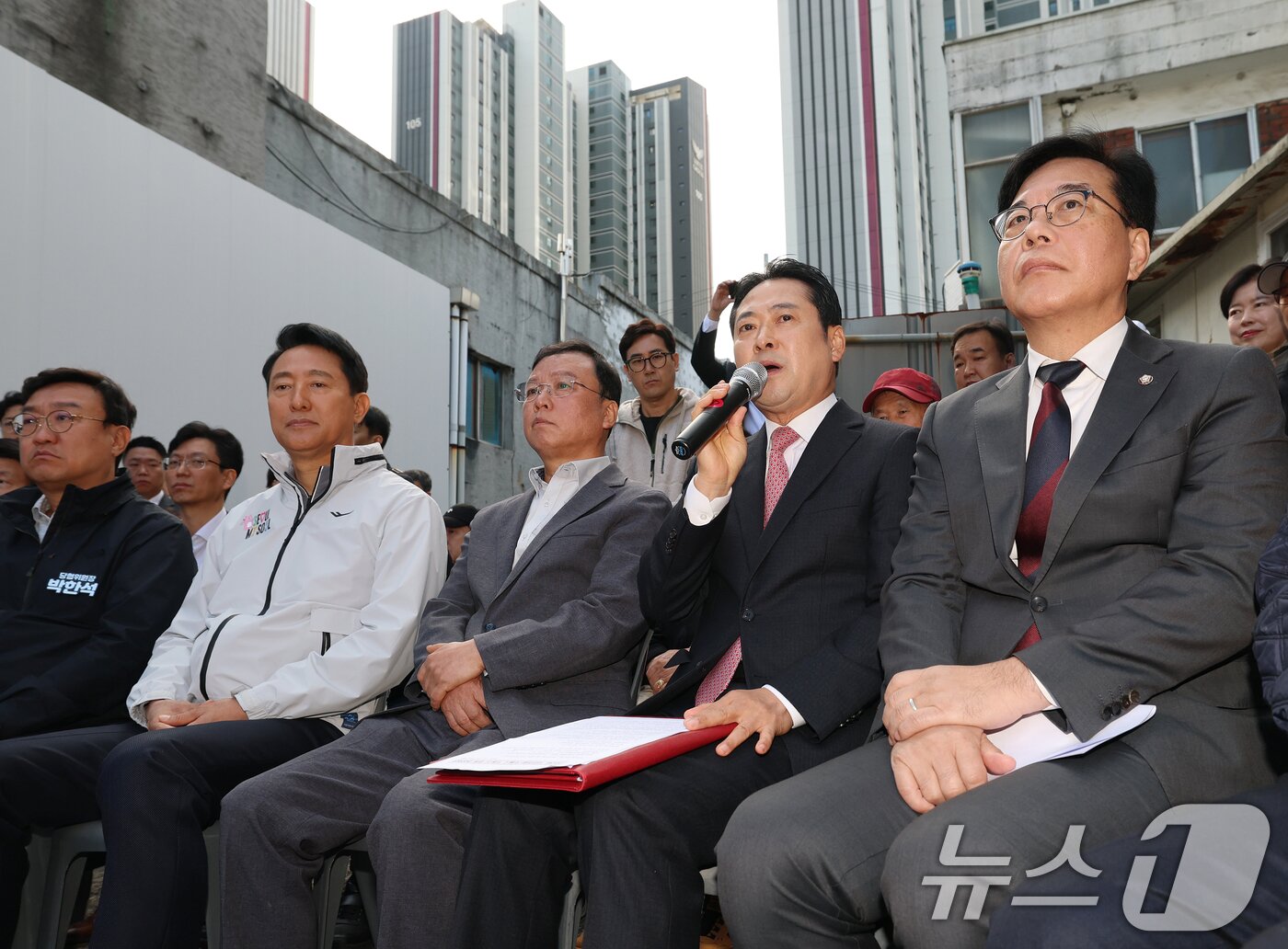 본문 이미지 - 장동혁 국민의힘 대표가 24일 오전 서울 노원구 상계5 재정비촉진구역에서 열린 국민의힘-서울특별시 부동산 대책 현장 회의에서 발언하고 있다. 2025.10.24/뉴스1 ⓒ News1 오대일 기자