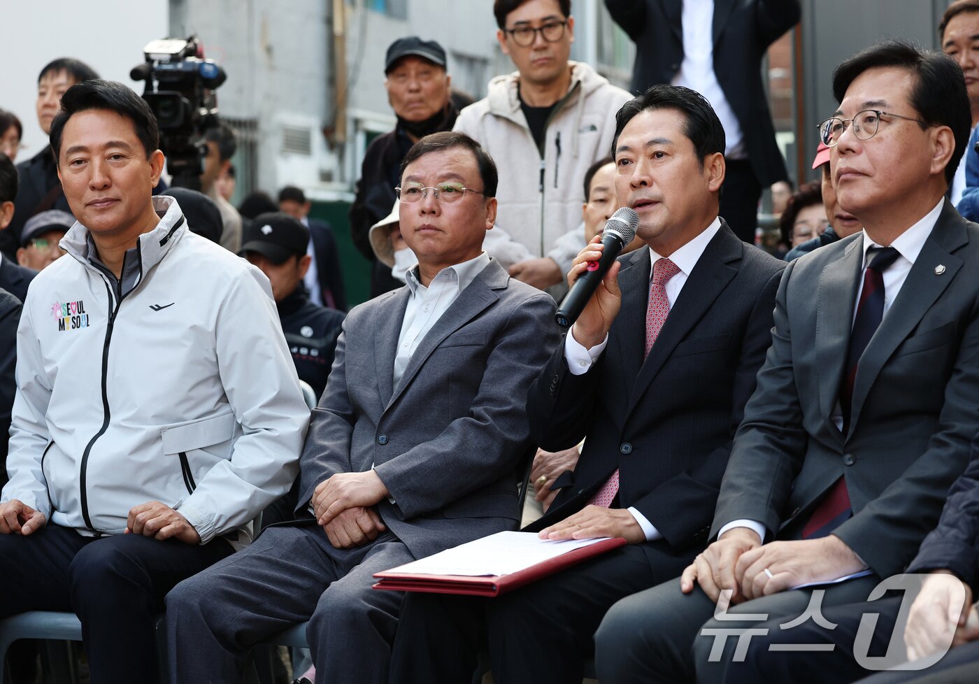 본문 이미지 - 장동혁 국민의힘 대표가 24일 오전 서울 노원구 상계5 재정비촉진구역에서 열린 국민의힘-서울특별시 부동산 대책 현장 회의에서 발언하고 있다. 2025.10.24/뉴스1 ⓒ News1 오대일 기자