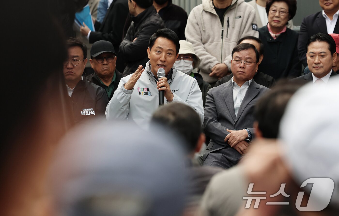 본문 이미지 - 오세훈 서울시장이 24일 오전 서울 노원구 상계5 재정비촉진구역에서 열린 국민의힘-서울특별시 부동산 대책 현장 회의에서 주민들의 질문에 답하고 있다. 2025.10.24/뉴스1 ⓒ News1 오대일 기자