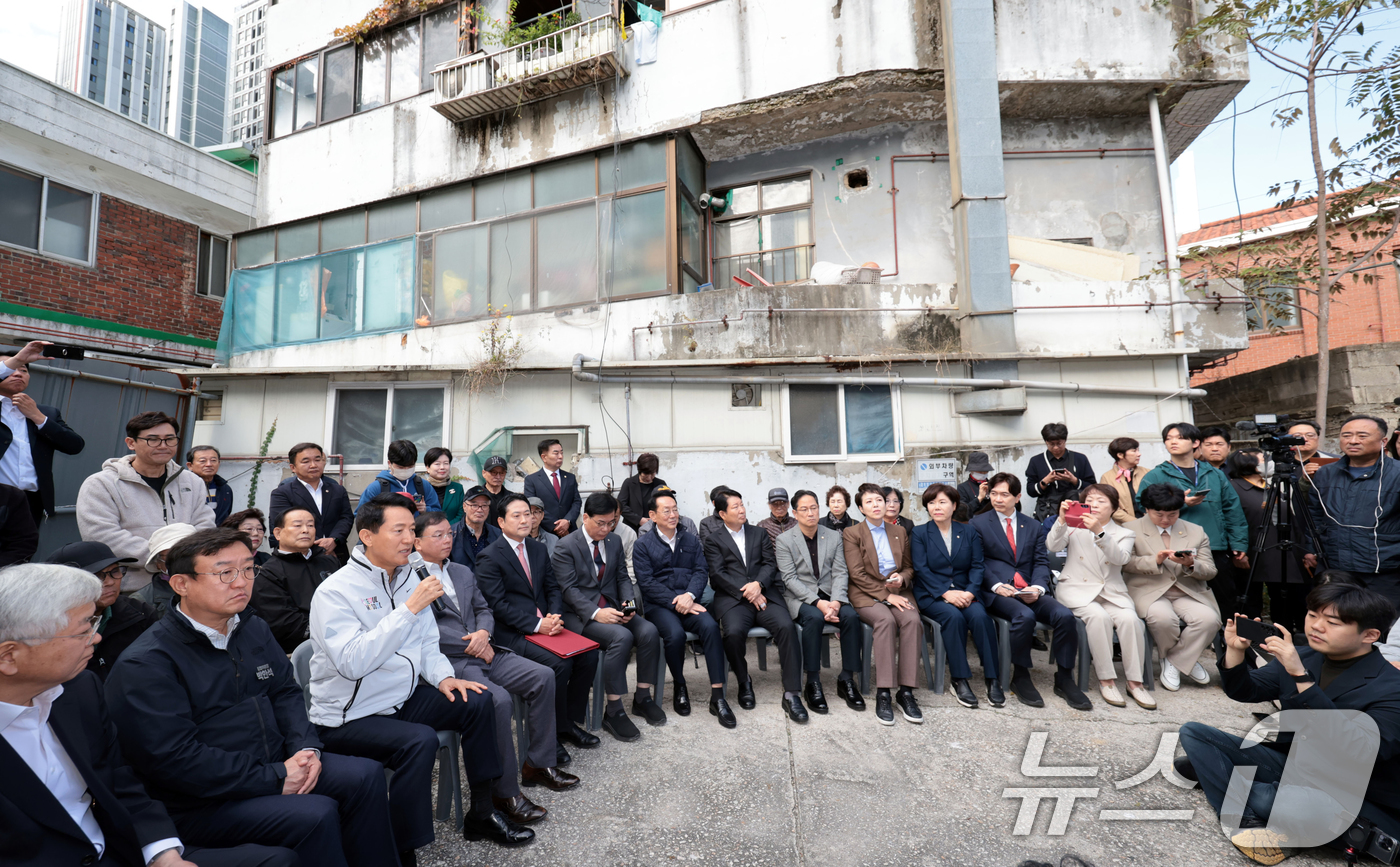 (서울=뉴스1) 오대일 기자 = 오세훈 서울시장이 24일 오전 서울 노원구 상계5 재정비촉진구역에서 열린 국민의힘-서울특별시 부동산 대책 현장 회의에서 발언하고 있다. (공동취재) …