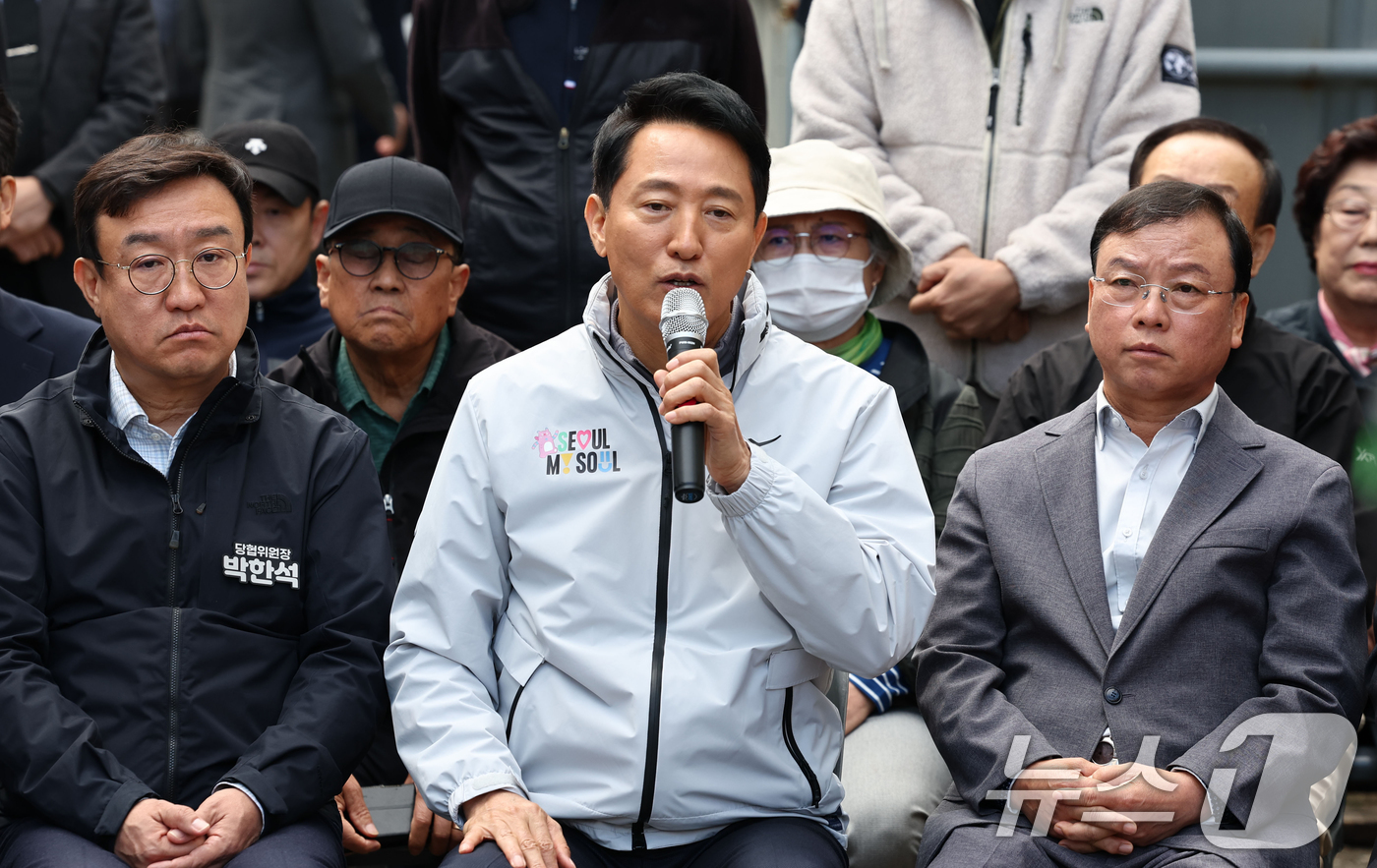 (서울=뉴스1) 오대일 기자 = 오세훈 서울시장이 24일 오전 서울 노원구 상계5 재정비촉진구역에서 열린 국민의힘-서울특별시 부동산 대책 현장 회의에서 발언하고 있다. (공동취재) …