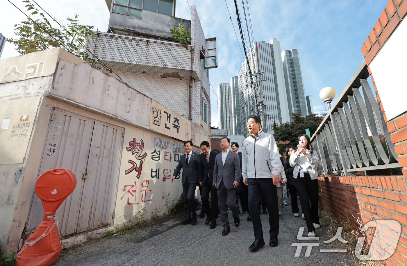 (서울=뉴스1) 오대일 기자 = 국민의힘 장동혁 대표와 송언석 원내대표, 오세훈 서울시장이 24일 오전 서울 노원구 상계5 재정비촉진구역 현장을 방문해 허원무 조합장과 함께 이동하 …