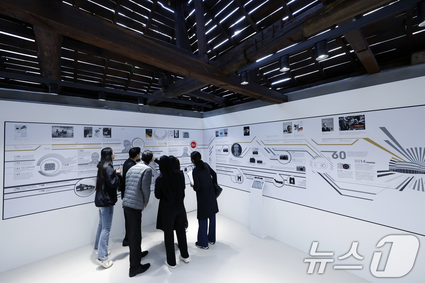 (서울=뉴스1) 박정호 기자 = 24일 오전 서울 종로구 효자로 서촌 유스퀘이크에 마련된 'Leica M Connect'에서 관계자 등이 라이카 100주년의 철학과 미학을 살펴보고 …