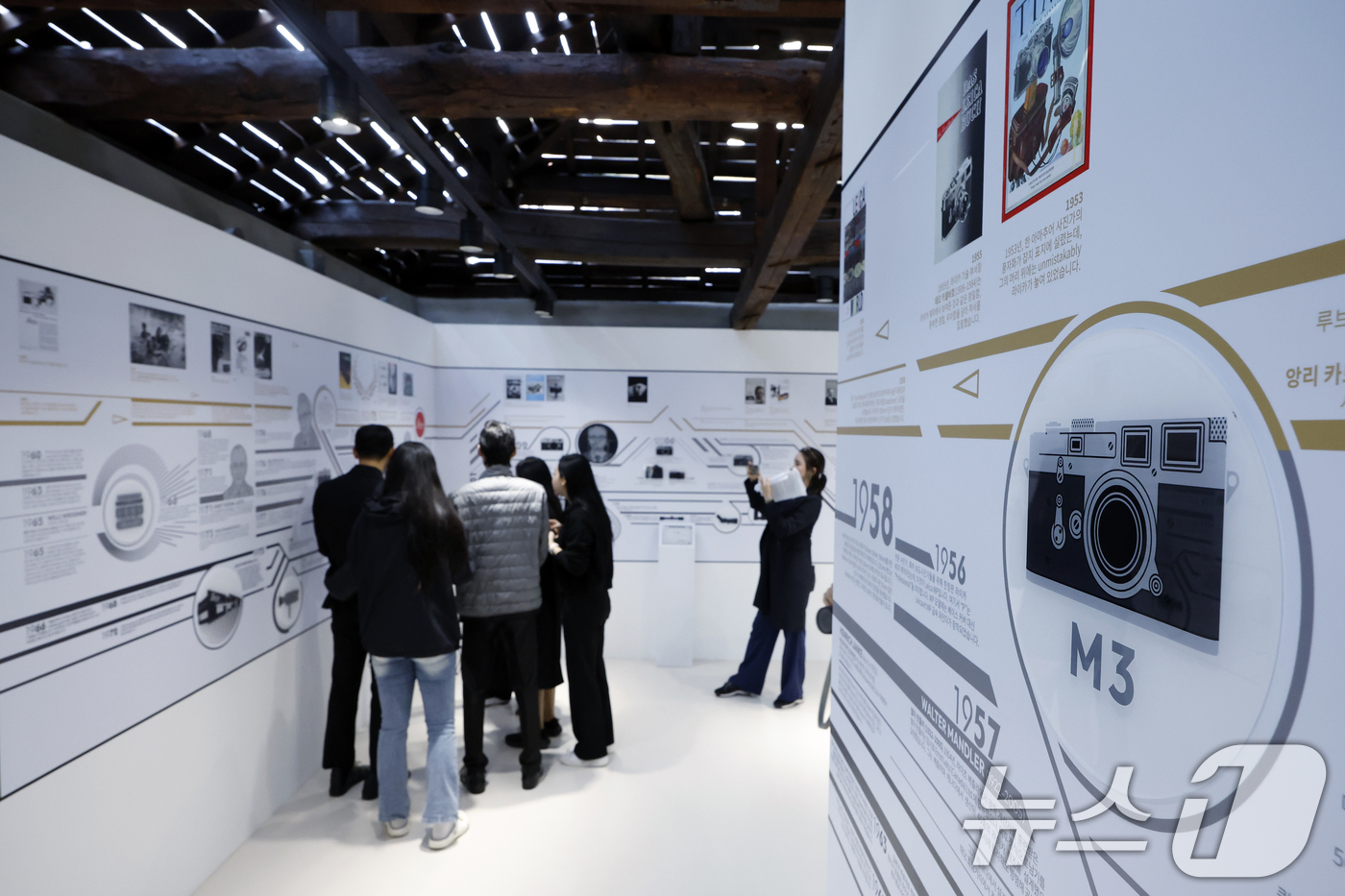 (서울=뉴스1) 박정호 기자 = 24일 오전 서울 종로구 효자로 서촌 유스퀘이크에 마련된 'Leica M Connect'에서 관계자 등이 라이카 100주년의 철학과 미학을 살펴보고 …