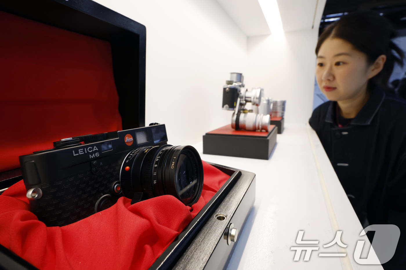 (서울=뉴스1) 박정호 기자 = 24일 오전 서울 종로구 효자로 서촌 유스퀘이크에 마련된 'Leica M Connect'에서 관계자가 전시된 한정판 카메라를 살펴보고 있다.지난 1 …