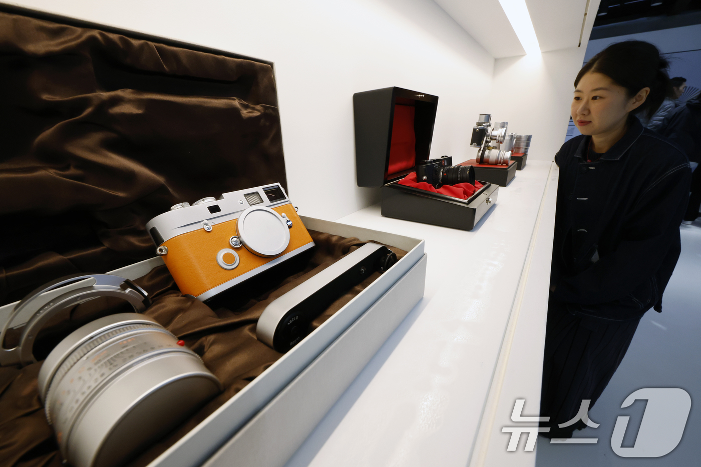(서울=뉴스1) 박정호 기자 = 24일 오전 서울 종로구 효자로 서촌 유스퀘이크에 마련된 'Leica M Connect'에서 관계자가 전시된 한정판 카메라를 살펴보고 있다.지난 1 …