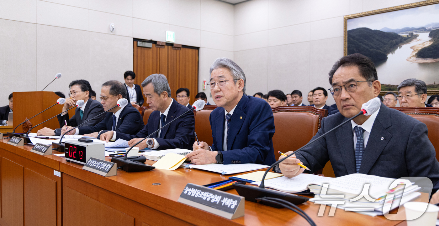 (서울=뉴스1) 이승배 기자 = 강호동 농협중앙회장이 24일 서울 여의도 국회에서 열린 농림축산식품해양수산위원회 농업협동조합중앙회 등에 대한 국정감사에 출석해 의원 질의에 답변하고 …
