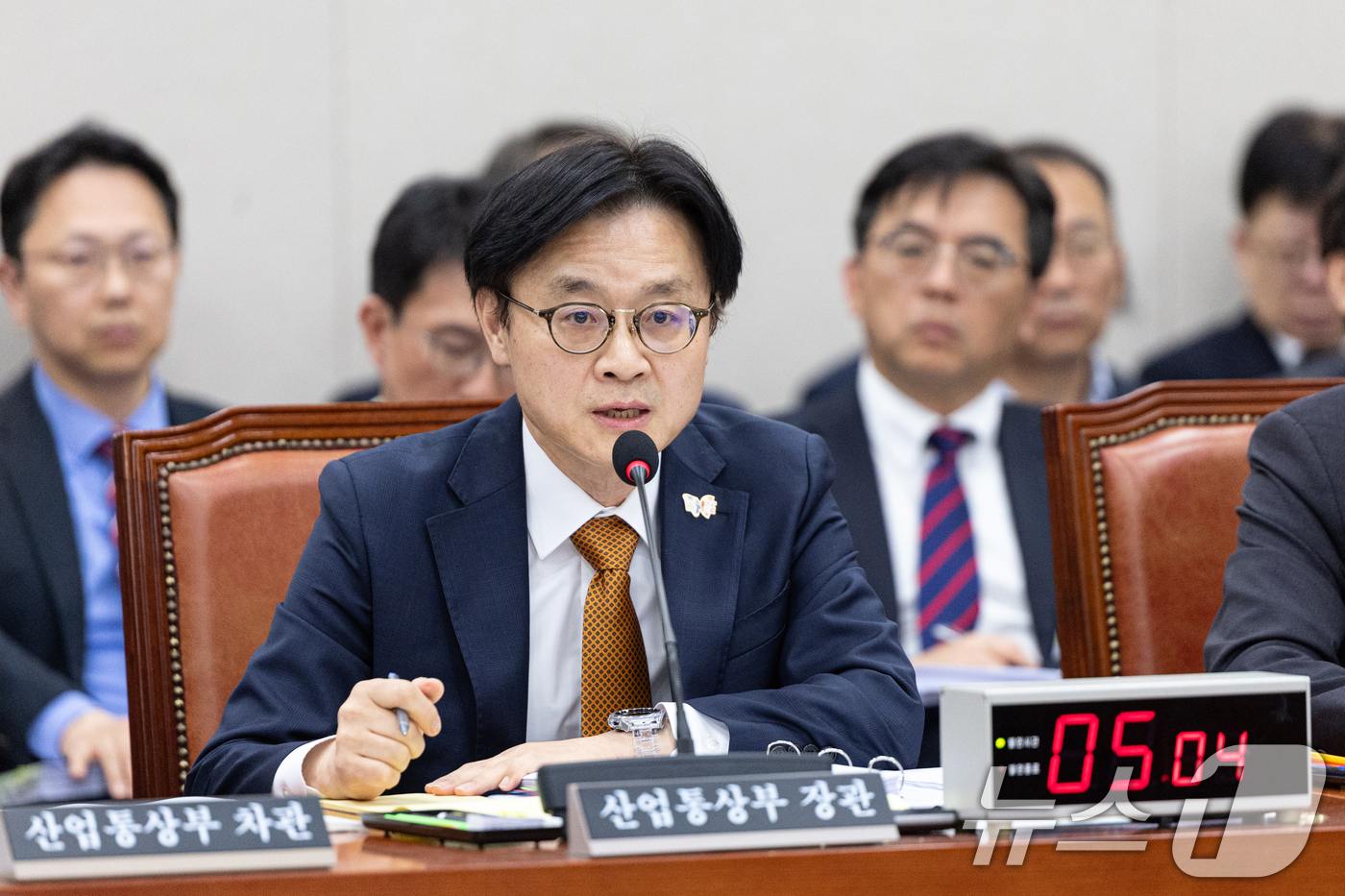 (서울=뉴스1) 이승배 기자 = 김정관 산업통상부 장관이 24일 서울 여의도 국회에서 열린 산업통상자원중소벤처기업위원회 산업통상부 등에 대한 국정감사에 출석해 의원 질의에 답변하고 …