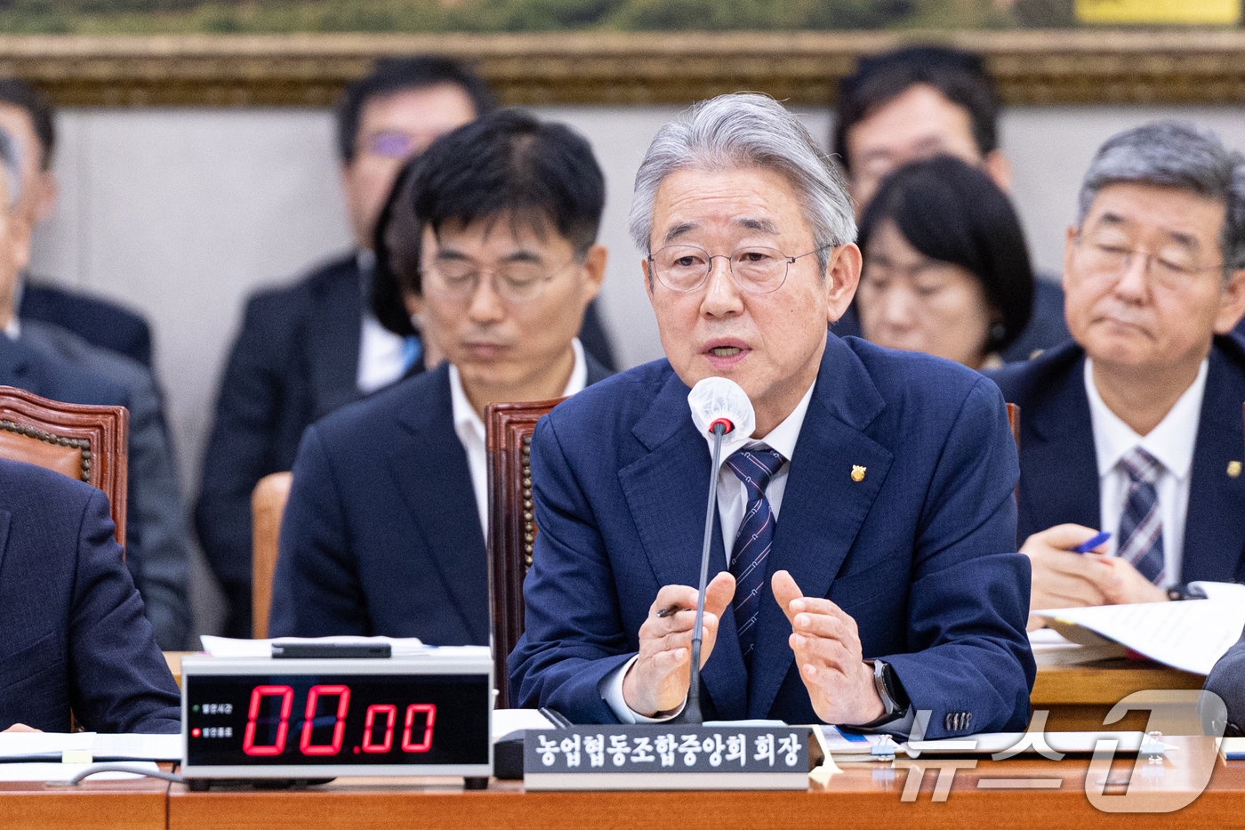 (서울=뉴스1) 이승배 기자 = 강호동 농협중앙회장이 24일 서울 여의도 국회에서 열린 농림축산식품해양수산위원회 농업협동조합중앙회 등에 대한 국정감사에 출석해 의원 질의에 답변하고 …