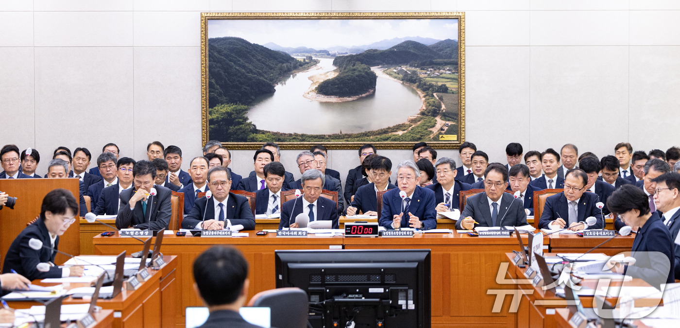 (서울=뉴스1) 이승배 기자 = 강호동 농협중앙회장이 24일 서울 여의도 국회에서 열린 농림축산식품해양수산위원회 농업협동조합중앙회 등에 대한 국정감사에 출석해 의원 질의에 답변하고 …