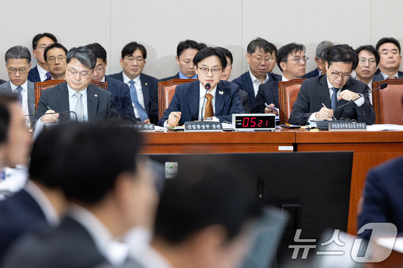 (서울=뉴스1) 이승배 기자 = 김정관 산업통상부 장관이 24일 서울 여의도 국회에서 열린 산업통상자원중소벤처기업위원회 산업통상부 등에 대한 국정감사에 출석해 의원 질의에 답변하고 …