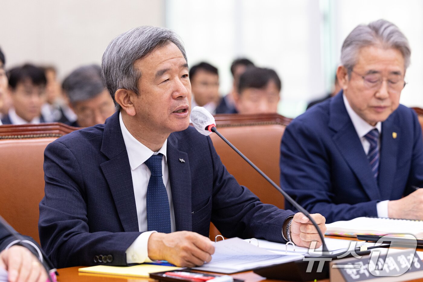 본문 이미지 - 정기환 한국마사회장이 24일 서울 여의도 국회에서 열린 농림축산식품해양수산위원회 농업협동조합중앙회 등에 대한 국정감사에 출석해 의원 질의에 답변하고 있다. 2025.10.24/뉴스1 ⓒ News1 이승배 기자