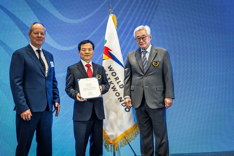 본문 이미지 - 8년 만에 부활한 WT 부총재가 된  양진방 회장&#40;가운데&#41;는 조정원 총재&#40;오른쪽&#41;의 마지막 임기를 잘 보좌하겠다는 뜻을 밝혔다. &#40;WT 제공&#41;