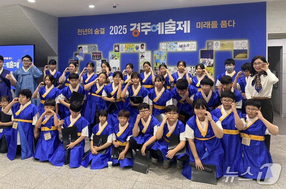 본문 이미지 - 목포청소년국악오케스트라 단원들이 기념사진을 찍고 있다.&#40;전남도교육청 제공, 재판매 및 DB 금지&#41;/뉴스1 