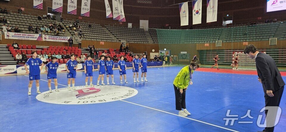 본문 이미지 - 무안고 여자 핸드볼팀이 동메달을 수상하고 있다. &#40;전남도교육청 제공, 재판매 및 DB 금지&#41;/뉴스1 