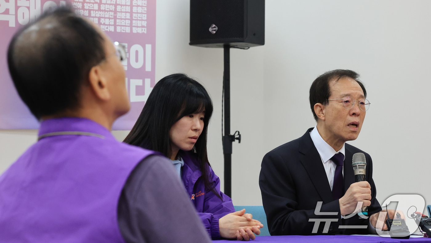 (서울=뉴스1) 임세영 기자 = 이석연 국민통합위원장(오른쪽 첫번째)이 24일 오전 이태원 참사 3주기를 앞두고 서울 종로구 적선현대빌딩에 마련된 ‘별들의 집’을 방문, 인사말을 …