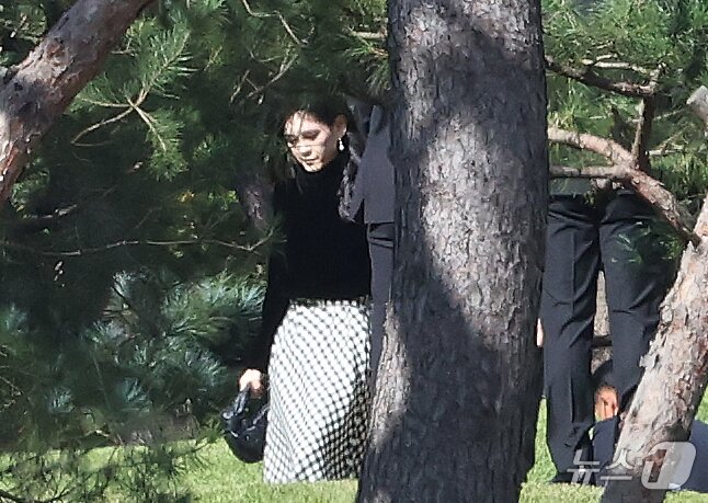 본문 이미지 - 이부진 호텔신라 사장이 24일 오전 경기도 수원시 장안구 소재 故 이건희 삼성 선대회장 선영에서 열린 5주기 추도식에 참석하고 있다. ⓒ News1 김영운 기자