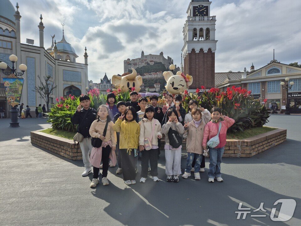 본문 이미지 - 진도서초 학생들이경기도 용인 에버랜드에서 문화예술체험학습 기념사진을 찍고 있다. &#40;전남도교육청 제공, 재판매 및 DB 금지&#41;/뉴스1 