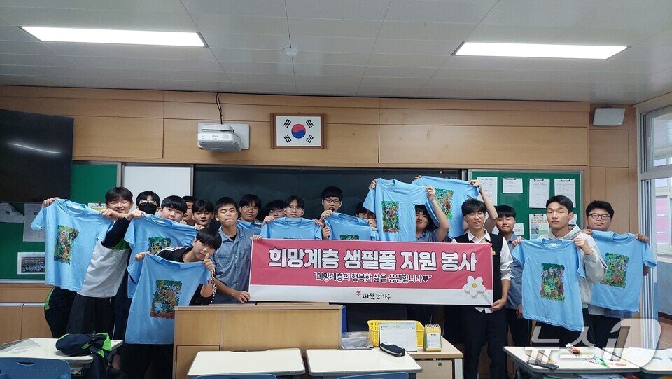 본문 이미지 - 여천고 학생들이 직접 제작한 티셔츠를 들고 기념사진을 찍고 있다. &#40;전남도교육청 제공, 재판매 및 DB 금지&#41;/뉴스1 