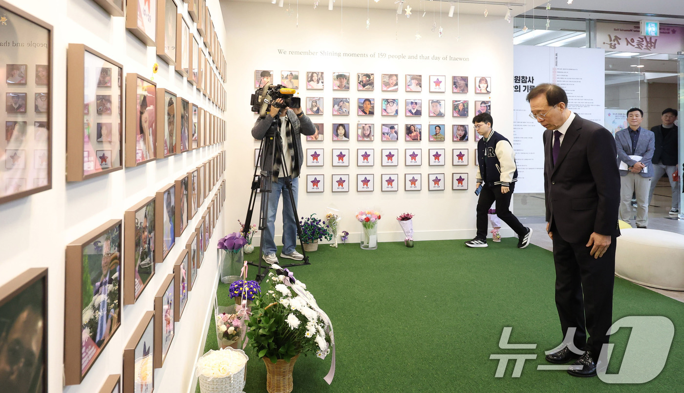 (서울=뉴스1) 임세영 기자 = 이석연 국민통합위원장이 24일 오전 서울 종로구 10.29 이태원참사 기억소통공간인 별들의집을 방문해 헌화와 묵념을 하고 있다. (공동취재) 202 …